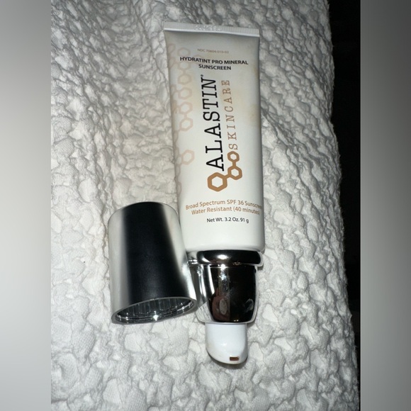 ALASTIN SPF 36 tinted 3.2 oz. - Picture 3 of 8